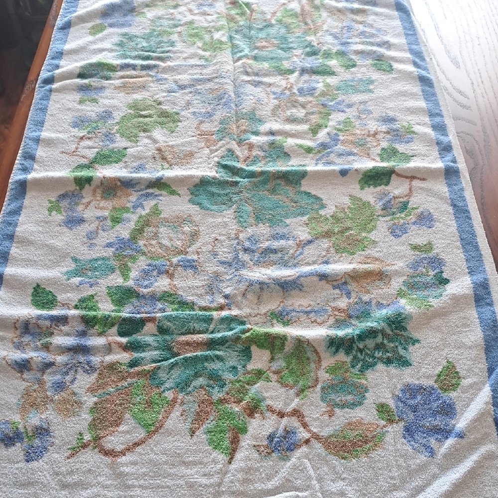 Vintage Royal Family by Cannon Bath Towel Floral Circa '50s, '60s